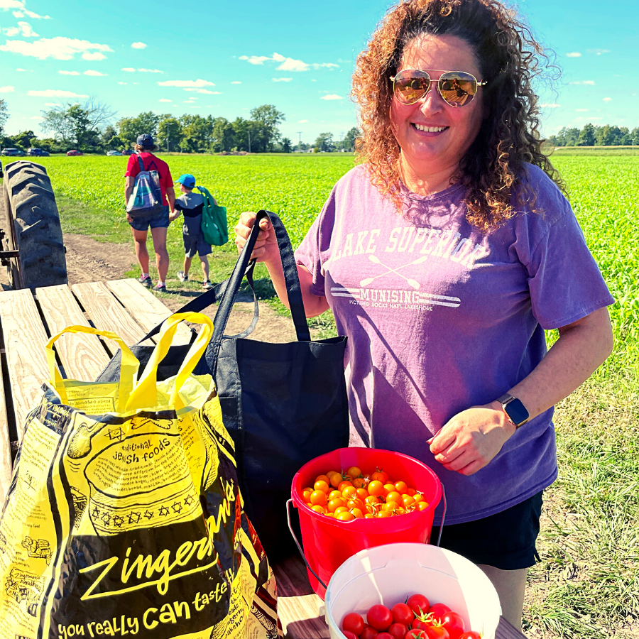 kendra picks tomatoes